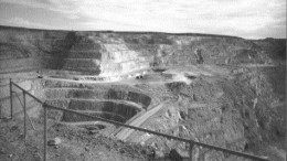 The Super Pit operation, above, excavates 230,000 tonnes of material per day, resulting in up to 850,000 oz. gold per year.