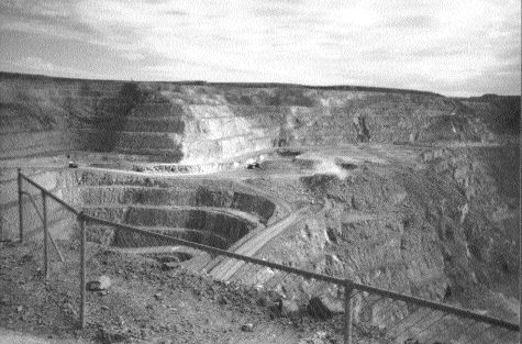 The Super Pit operation, above, excavates 230,000 tonnes of material per day, resulting in up to 850,000 oz. gold per year.