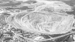 One of the innovations of the Magnola project was the feedstock: the plentiful, cheap and magnesium-rich tailings from the JM Asbestos open-pit mine in Asbestos, Que. (pictured above, in the mid-1990s).