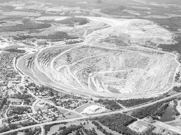 One of the innovations of the Magnola project was the feedstock: the plentiful, cheap and magnesium-rich tailings from the JM Asbestos open-pit mine in Asbestos, Que. (pictured above, in the mid-1990s).