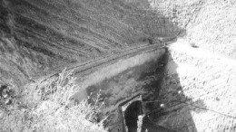 The portal to the Swan decline, which currently runs some 5 km and extends to a depth of about 850 metres below surface. The anticlinal-synclinal structures typical of the Bendigo goldfield can bee seen on the walls of the ramp.