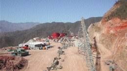 Construction of the mill and conveyor belt at the El Sauzal gold project in Mexico.