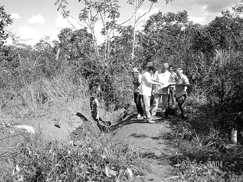 Vaaldiam personnel sampling the Tumeleiro 3 kimberlite pipe at Pimenta Bueno. A 163-kg sample Rio Tinto collected from the pipe in the mid-1990s graded 17.84 carats per tonne.