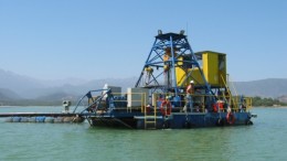 Dredging barge extracting Colihues tailings