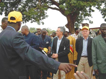 Avnel Gold Mining CEO Roy Meade (centre), Avnel Chairman Howard Miller (centre right, with yellow hat), and Malian President Amadou Toumani (blue suit) unveil a plaque at a ceremony to open the Kalana gold mine in Mali.