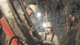 QUEENSTAKE RESOURCESTwo underground miners conduct production drilling underground at the Jerritt Canyon mining complex in Nevada. Owner Queenstake Resources posted a net loss of US$19.7 million in 2005 on production from Jerritt Canyon, a slight improvement over 2004.