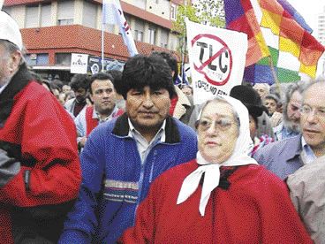 DELEGACIN DEL MOVIMIENTO BOLIVIANO DE LUCHA CONTRA EL TLC Y EL ALCABolivian president Evo Morales (centre, blue coat) fronts a march in La Paz against two free-trade agreements sought by the U.S. government.