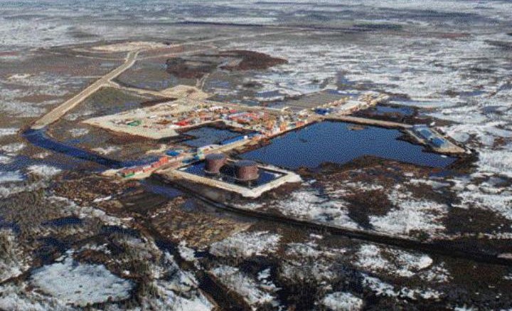 DE BEERSDe Beers' Victor project (pictured) in the James Bay Lowlands of northern Ontario calls for the development of a 7,000-tonne-per-day (2.5 million tonnes per year) open-pit mine and on-site kimberlite processing plant. The mine will produce as much as 630,000 carats annually over 12-13 years. Rising capital costs at Victor have not affected the startup date, which is slated for late 2008.