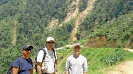 BY ROB ROBERTSONProject geologist David Rowe (centre) with Linear Gold's operations manager Terry Christopher (right) and a Linear employee at the Campamento deposit on the company's Ixhuatan property in Chiapas state, Mexico. Linear continues to drill the area surrounding Campamento.