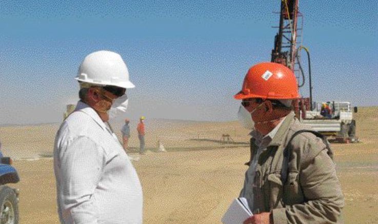 BY SUSAN KIRWINManaging director Peter Batten (left) discusses the Goanikontes deposit with an analyst during a site visit to Bannerman's Namibian uranium projects.