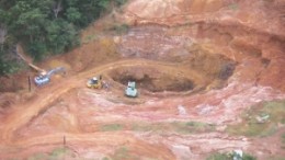 LATIN AMERICAN MINERALS Top: Working at the Minas Guaira pit, at Latin American Minerals' Paso Yobai gold project in Paraguay. Inset: Gold found on surface veins in Paso Yobai.