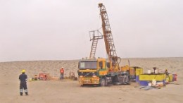 A drill rig tests Cardero Resource's Pampa de Pongo iron ore deposit, in the coastal region of southern Peru's Marcona district. A new scoping study of block-caving the deposit's 750-million-tonne Central zone generates an internal rate of return of 18% and a net present value of US$3.3 billion.