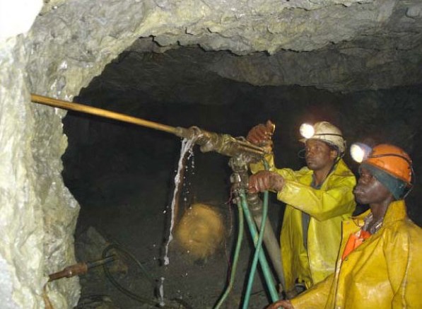 New Dawn Mining workers in Zimbabwe. Credit: New Dawn Mining
