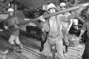 A drill crew changing a rod at Xstrata's Tampakan copper-gold project on the southern Philippines island of Mindanao. Photo by Xstrata