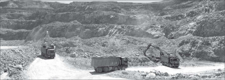 Machines moving earth at Lachlan Star's CMD gold mine in Andacollo, Chile, 350 km north of Santiago. Photo by Lachlan Star