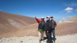 Atacama Pacific Gold chairman Albrecht Schneider (left) and analysts view the Cerro Maricunga oxide gold deposit, 140 km northeast of Copiap, Chile. Photo by Atacama Pacific Gold
