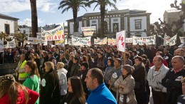Supporters of Astur Gold's Salave gold project at a November demonstration in the village of Tapia de Casariego in northwest Spain. The event was organized by a group called Trabajo Ya, Mina S (Yes to Work, Yes to the Mine). Source: Astur Gold