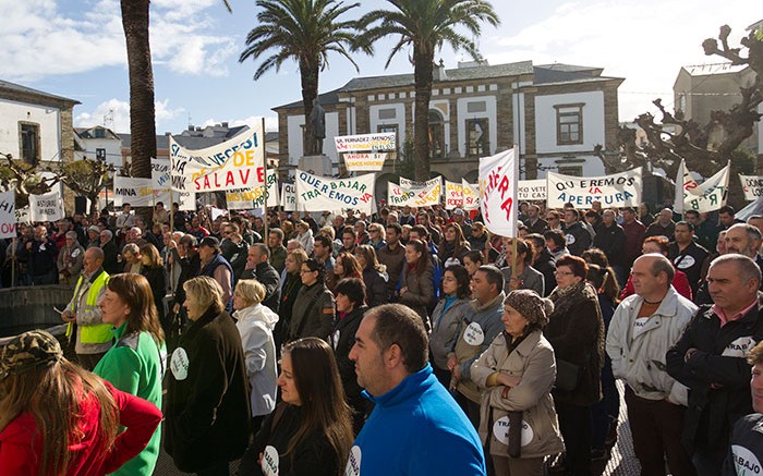 Supporters of Astur Gold's Salave gold project at a November demonstration in the village of Tapia de Casariego in northwest Spain. The event was organized by a group called Trabajo Ya, Mina S (Yes to Work, Yes to the Mine). Source: Astur Gold