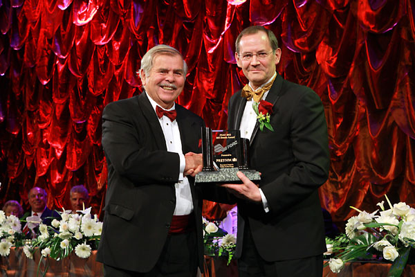 Edward Thompson (left), PDAC's awards committee chair, presents Robert Quartermain, president and CEO of Pretium Resources, with the Bill Dennis Award. Photo: envisiondigitalphoto.com