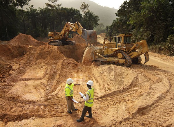 Workers oversee development at the Baomahun project in Sierra Leone. Source: Amara Mining