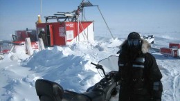 Geologist Nicole Lasanen standing in front of a drill on hole 21, the discovery hole for the Llama Lake Zone. Source: Sabina Gold & Silver