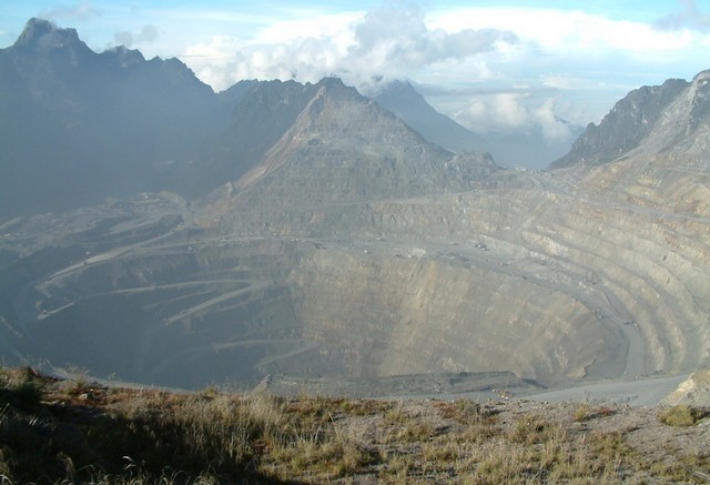 Freeport-McMoRan's Grasberg copper-gold mine in Papua province. Credit: Alfindra Primaldhi (Wikimedia Commons)