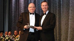 Ross Gallinger (left), PDAC executive director, presents Don Lindsay, president and CEO of Teck Resources, with the Environment & Social Responsibility Award. Credit: Envisiondigitalphoto.com