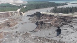 Toxic waste flows through the breached wall of the tailings pond at Imperial Metals' Mount Polley gold-copper mine, 140 km southeast of Quesnel, B.C. Credit: screenshot from Cariboo Regional District video.