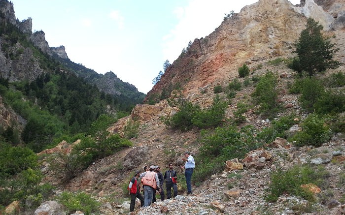 Aegean Metals Group president and CEO Eric Roth (far right) speaks to geologists at the Hot Maden gold-copper project in Turkey, 1,050 km east of Istanbul. Credit: Aegean Metals Group