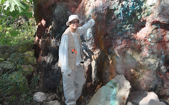 Exploration director Sonny Bernales in front of an outcropping gold-silver-copper skarn at the El Dorado target, part of Source Exploration's Las Minas project in Mexico. Credit: Source Exploration