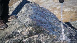 A surface showing of pink sapphire and ruby mineralization at True North Gems' Kigutilik gemstone project in Greenland. Credit: True North Gems