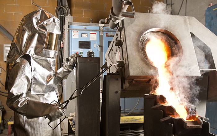 Pouring gold dor at the Black Fox gold mine in Timmins, Ontario. Credit: Primero Mining.