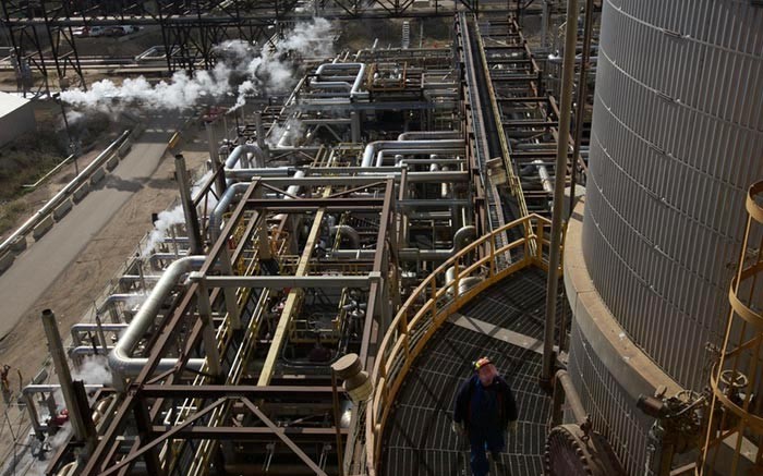 Bitumen upgrading facilities at the Syncrude oilsands project in Alberta, which is jointly owned by Canadian Natural Resources, Suncor, Imperial Oil Resources, Mocal Energy, Murphy Oil, Nexen Energy and Sinopec Oil Sands. Source: Syncrude