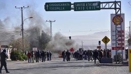 Striking Codelco workers protest contract workers at the Chuquicamata mine in Chile in 2015. Credit: La Segunda