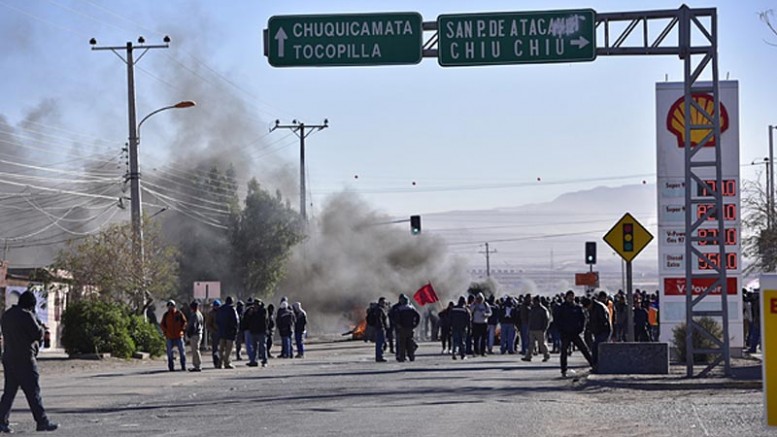 Striking Codelco workers protest contract workers at the Chuquicamata mine in Chile in 2015. Credit: La Segunda