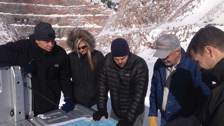 Back-of-the-cab geology meeting with McEwen Mining while visiting the Gold Pick pit at the Gold Bar gold project in Nevada, from left: Xavier Ochoa, president and CEO; Christina McCarthy, director of corporate development; analyst Michael Hocking; Bruce Burke, director of operations and logistics; and Simon Quick, vice-president of projects. Photo by Lesley Stokes.