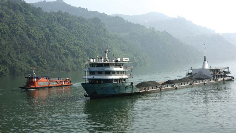 A ship carrying coal on the Yangtze River near Zhongxian, China, travelling towards Shanghai. Credit: Leadinglights.