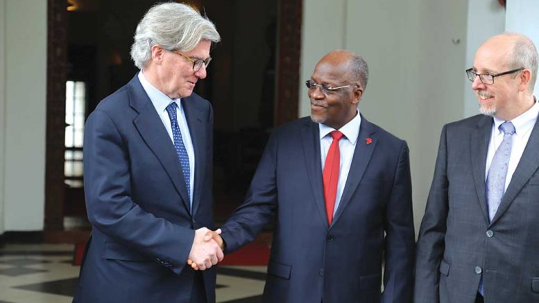 Barrick Gold executive chairman John Thornton (left) and Tanzanian President John Magufuli meet in Dar es Salaam, Tanzania, on June 14. Credit: Office of the president of Tanzania.