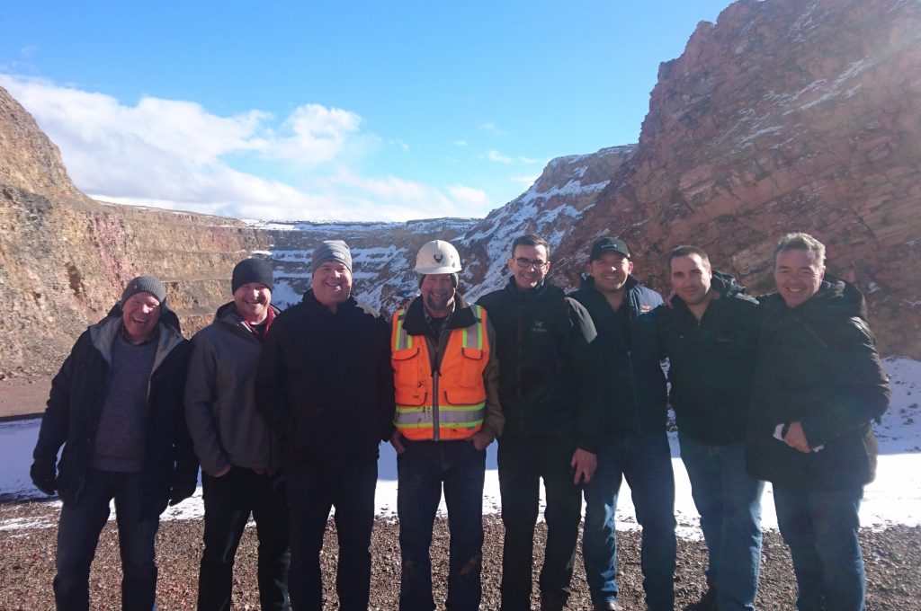 Dennis Moore (far left), Clay Newton (centre) and Blaine Monaghan (right of Clay) pose with analysts on a site visit to Gold Bar. Photo by Richard Quarisa. 