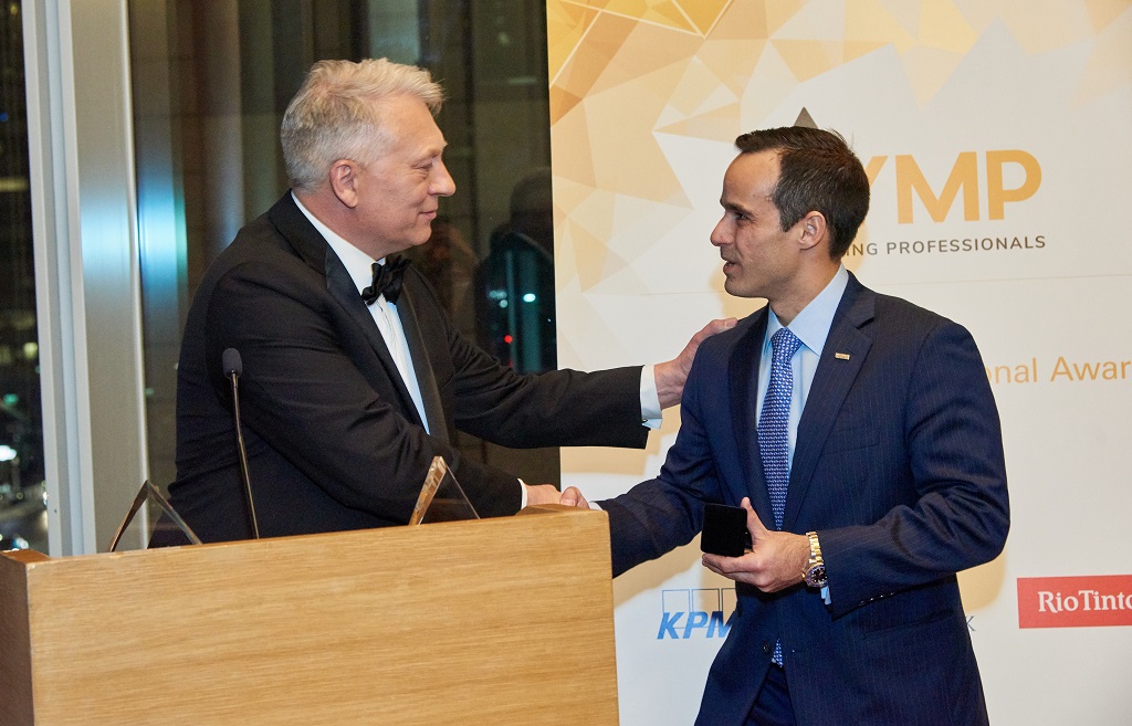 John Burzynski (left), president and CEO of Osisko Mining, presents the YMP’s Peter Munk Award for 2018 to Jose Vizquerra, executive vice-president of strategic development and a director of Osisko Mining. Credit: YMP.